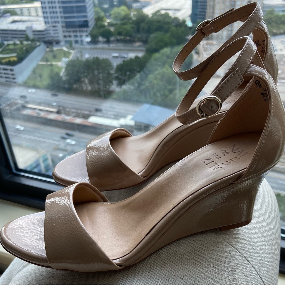 New! Naturalizer Vera Nude Patent Wedge Sandals